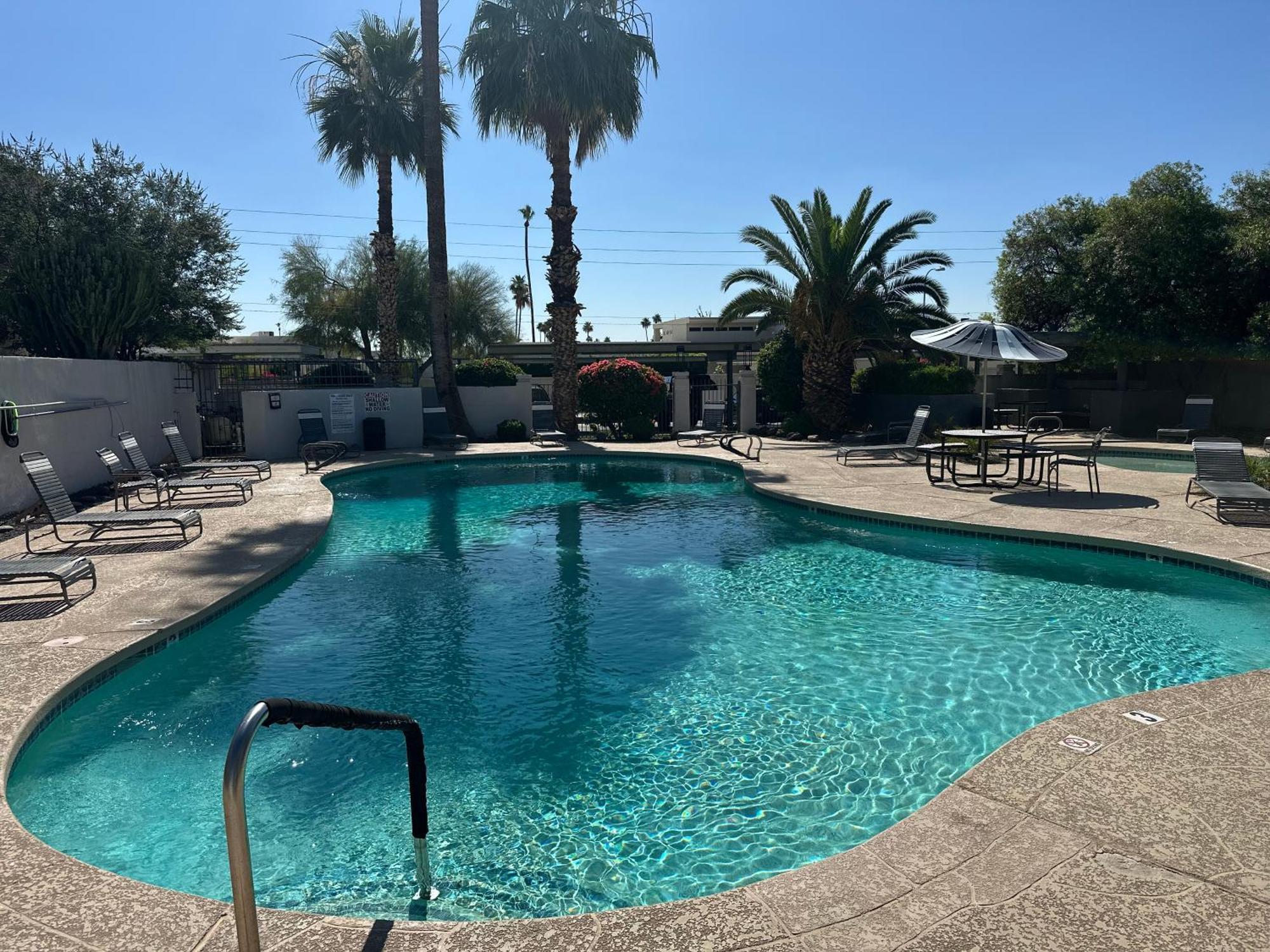 Western Themed Old Town With King Bed And Community Pool Apartment *